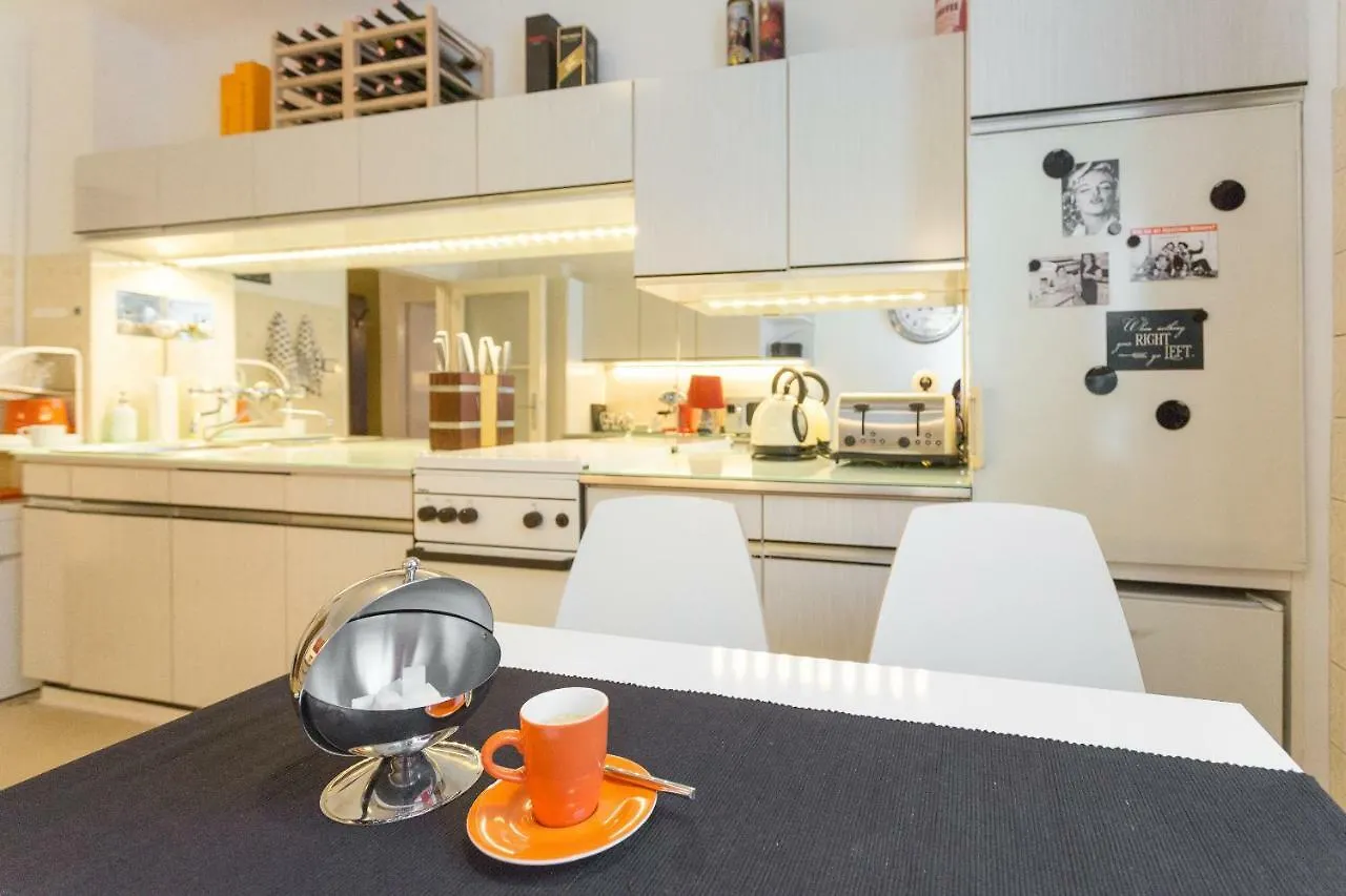 70'S Retro Viennese Apartment