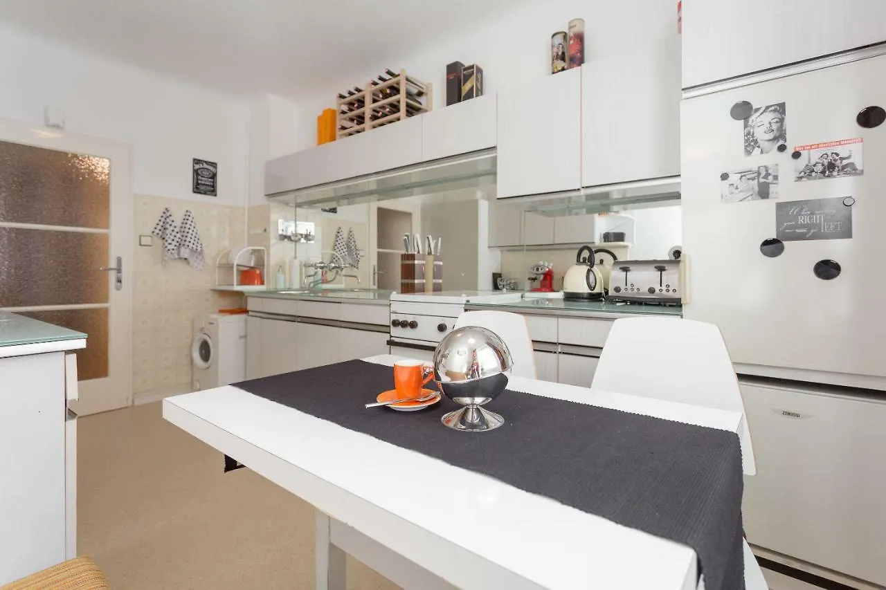 70'S Retro Viennese Apartment