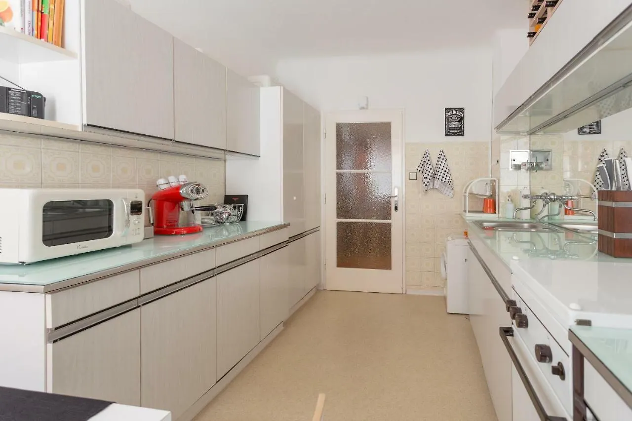 70'S Retro Viennese Apartment